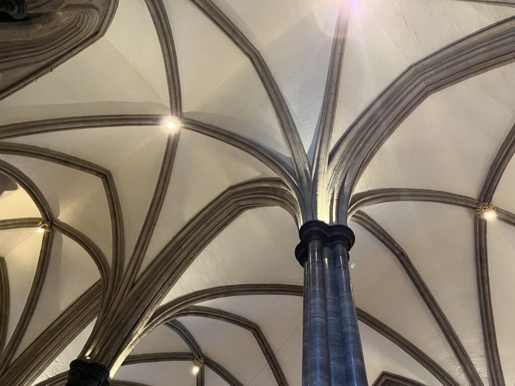 A photograph of gothic ceiling.